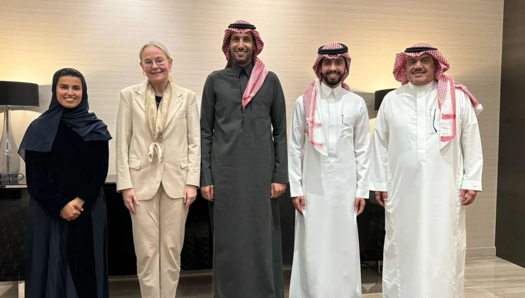 اجتماع لتعزيز التعاون بين الاتحادين السعودي والدولي لتطوير كرة الطاولة
