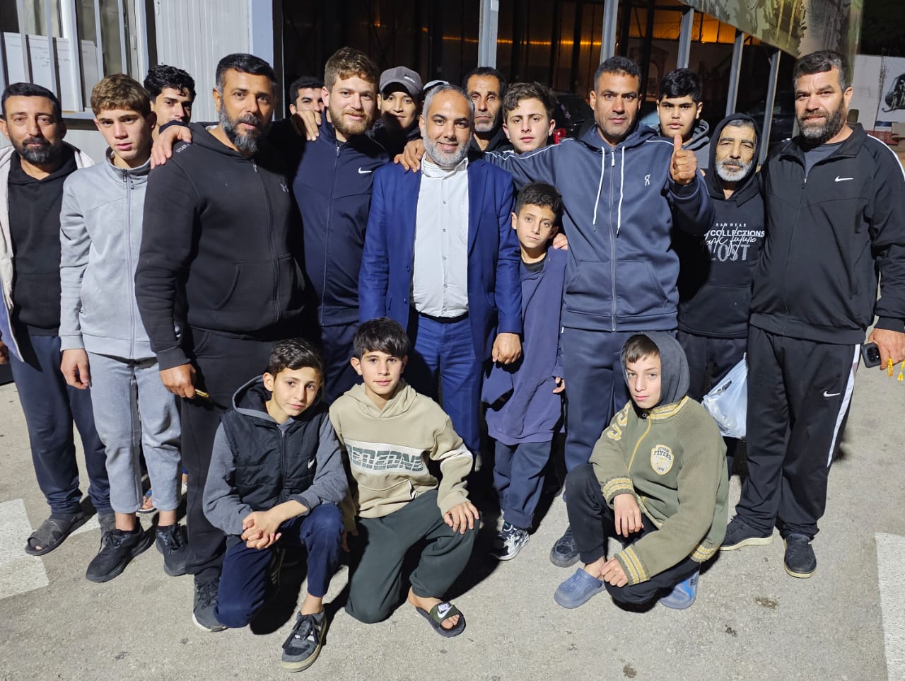 الشيخ سكير علمان متوسطا الصيادين بعد الافراج عنهم