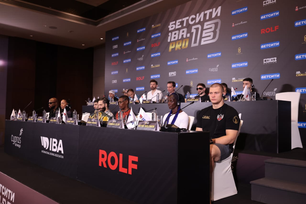 نجوم العالم للملاكمة الاحترافية في دبي.