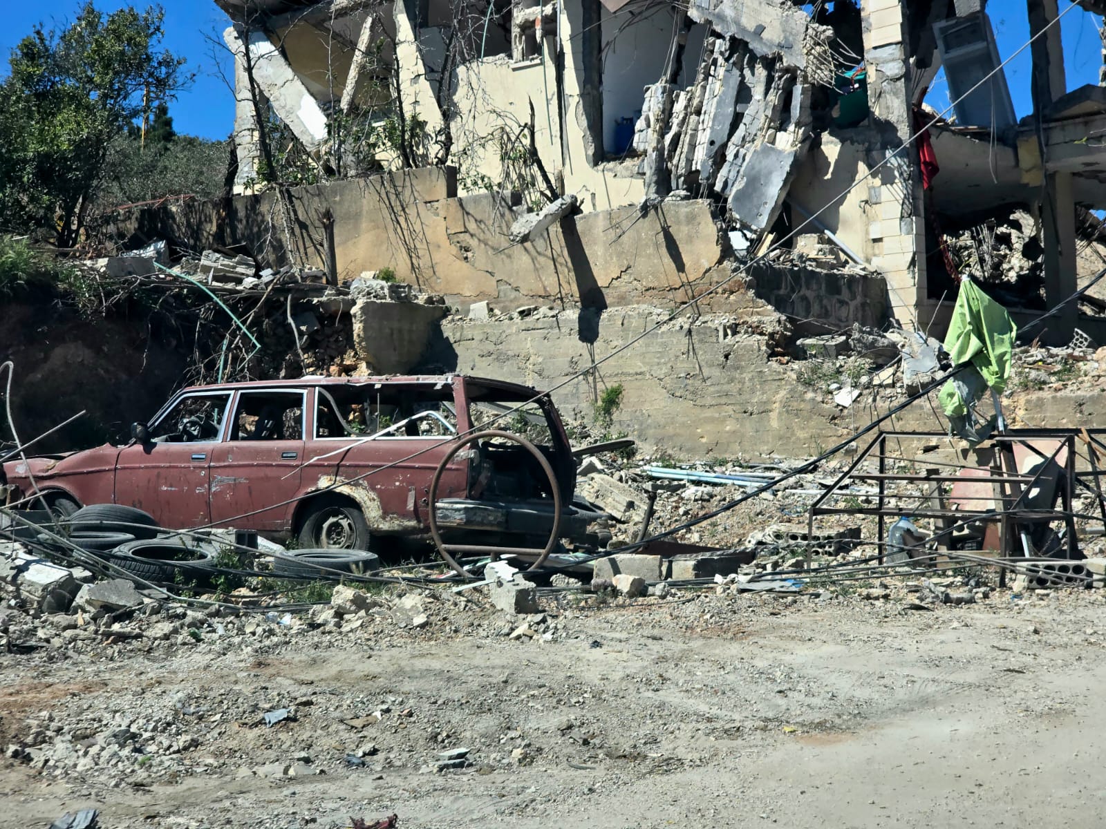 دمار في كل مكان.