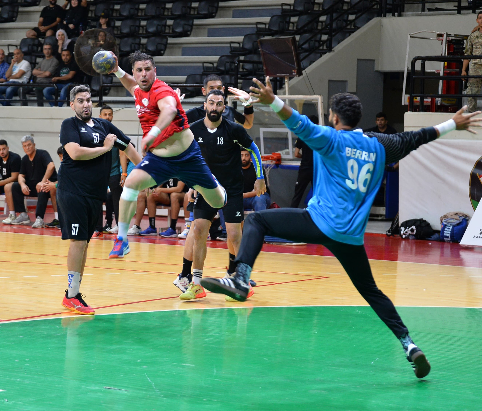 من مباراة الصداقة والجيش في الموسم الماضي.