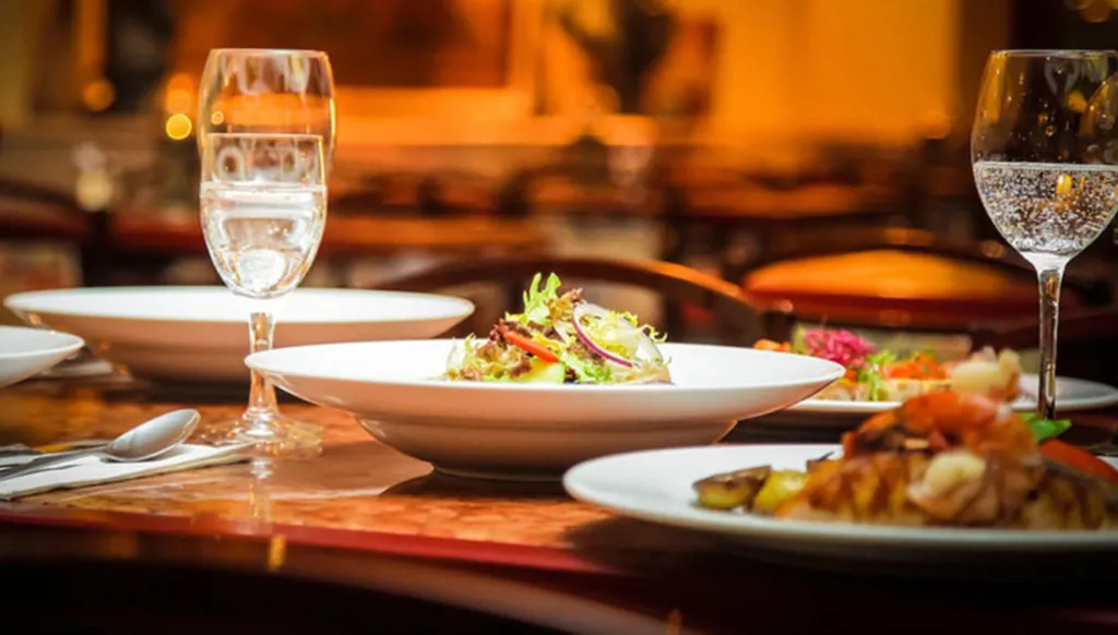 "الدكاكين السياحية" تهدد صورة القطاع المطعمي: هل تنجح هيئة سلامة الغذاء في فرض النظام؟