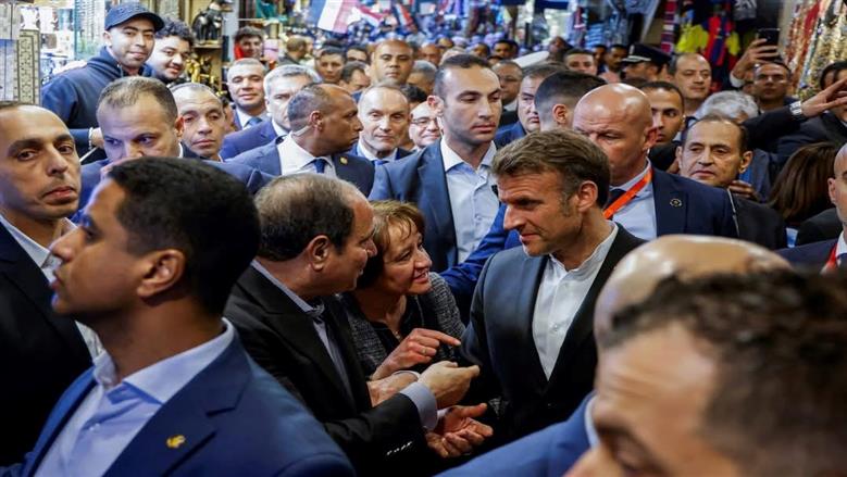 تجمهر الناس حول ماكرون والسيسي في سوق الخليلي (أكس) 