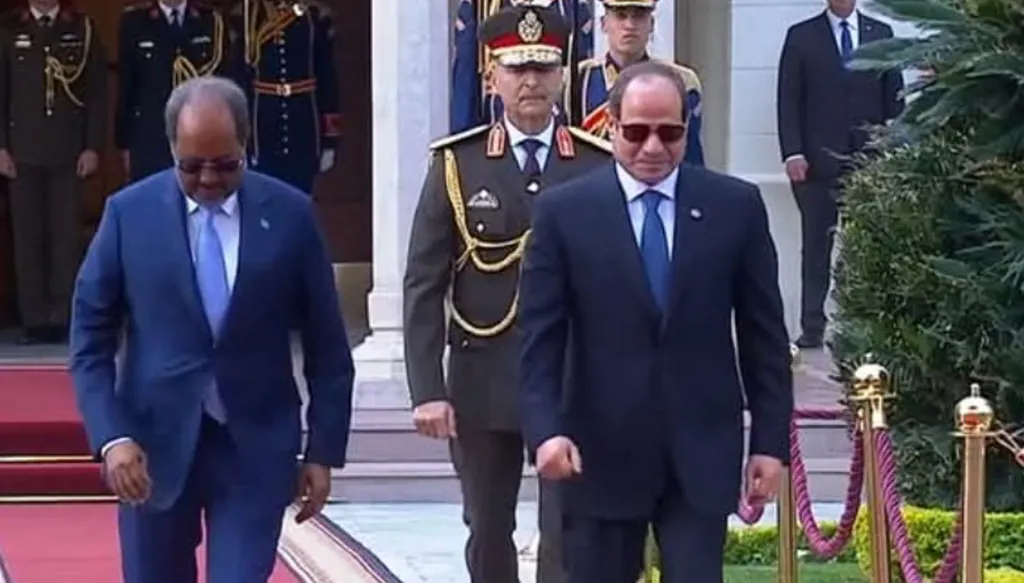 مصر والصومال توقعان على الإعلان السياسي لترفيع العلاقات إلى الشراكة الاستراتيجية