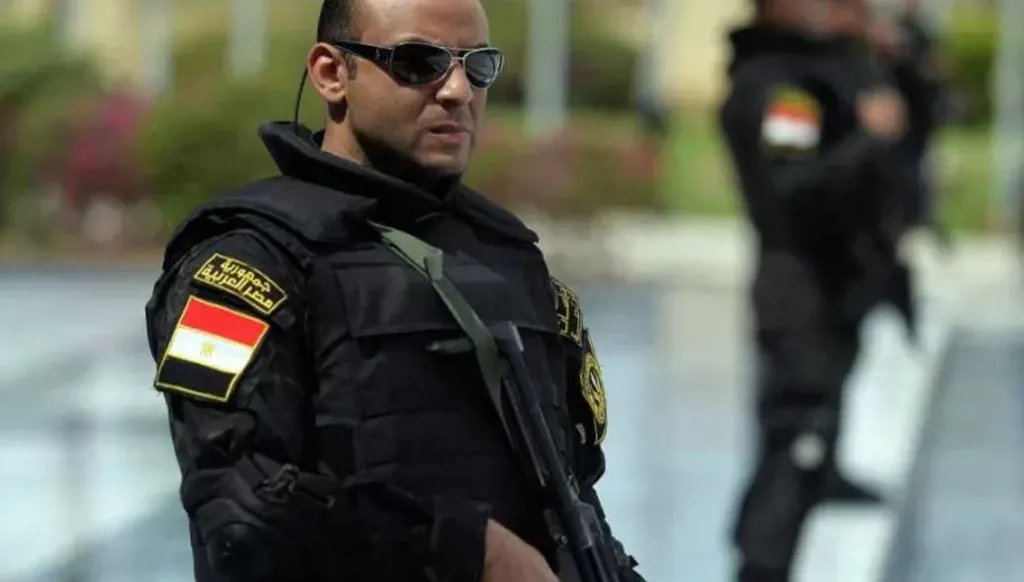 مشاجرة في مصرف تُطيح بشرطي في مصر!