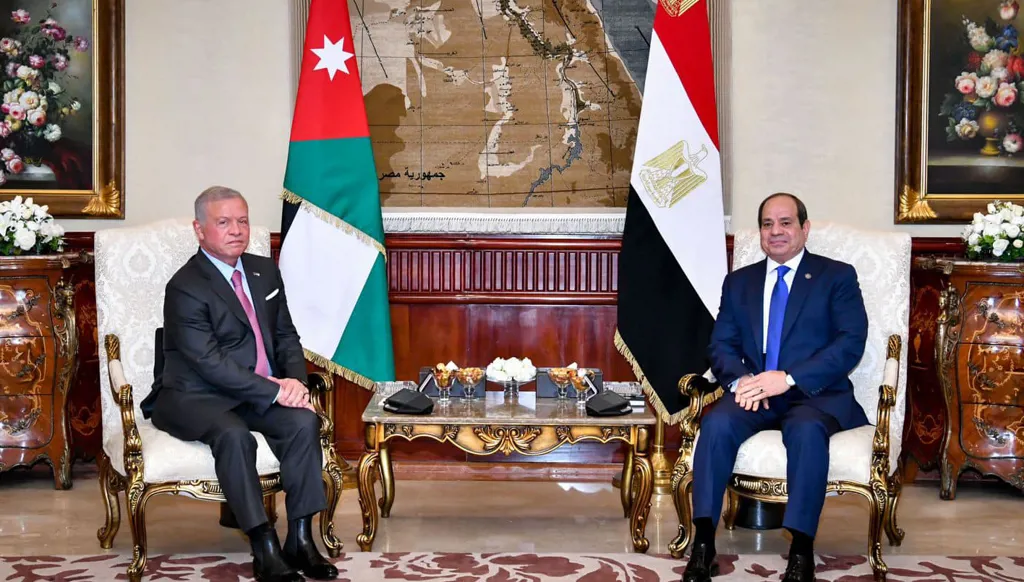 الرئيس المصري والعاهل الأردني يؤكدان ضرورة التنفيذ الكامل لاتفاق وقف إطلاق النار بين لبنان وإسرائيل