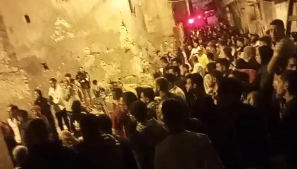 تجمع أهالي الحي إثر سقوط المبنى