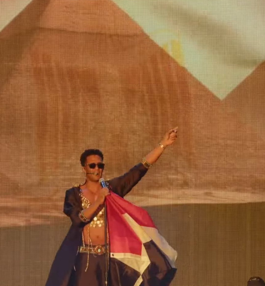 محمد رمضان على مسرح كوتشيلا حاملا العلم المصري (المصدر: إكس)