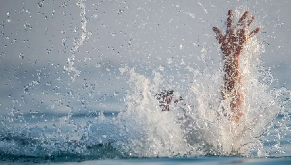 رحلة تتحوّل إلى كارثة... غرق 6 طلاب وإصابة 24!