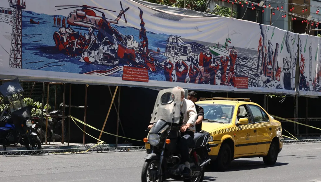 جدارية في طهران. (أ ف ب)