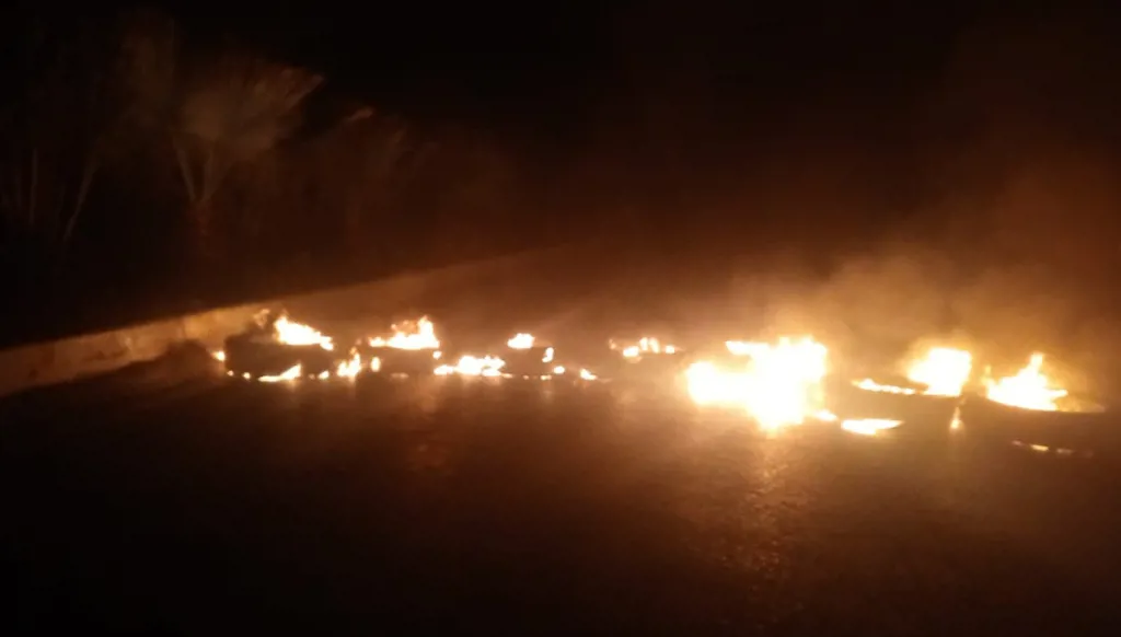 احتجاجات وقطع للطرقات في البقاع الغربي شرقي لبنان اعتراضاً على انقطاع الكهرباء