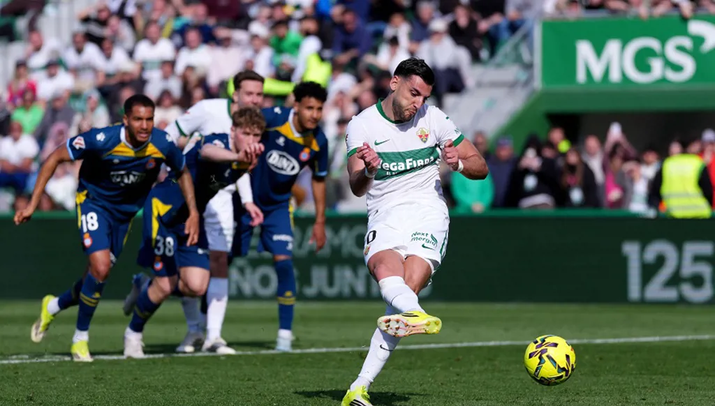 دموع ولاعب مصدوم... العنصرية تعصف بمواجهة ساخنة في إسبانيا