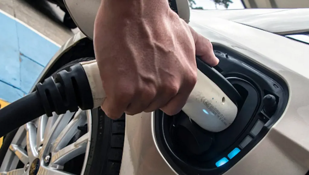 دبي تطلق محطات شحن فائقة السرعة للسيارات الكهربائية بـ 41 مليون دولار