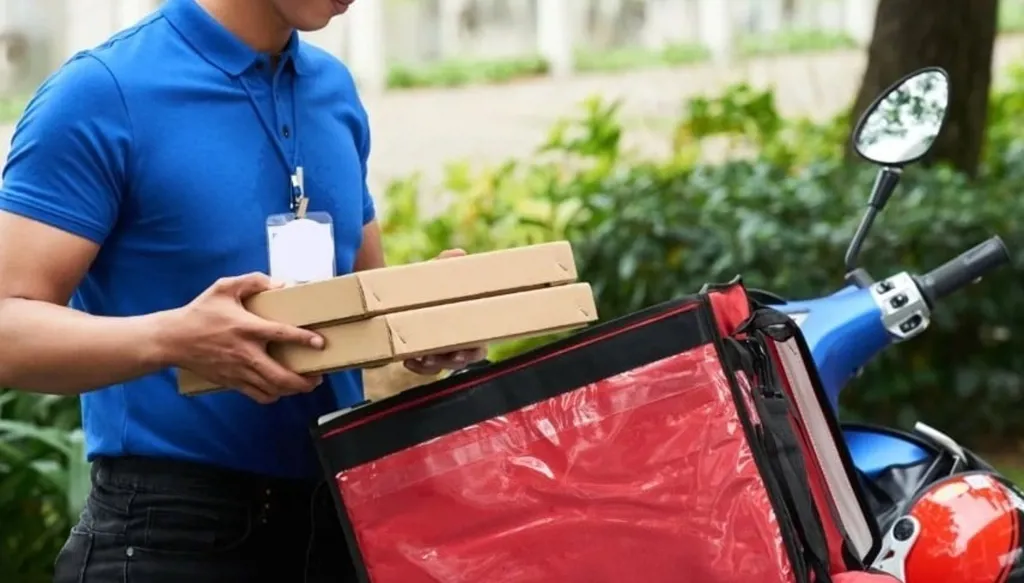 عامل دليفري وفيديوات مفبركة في مصر... هكذا يبتز النساء!