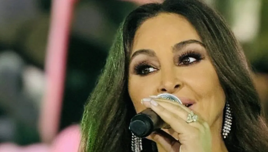 إليسا تخرج عن النمط الكلاسيكي بتصميم فوسفوري اللون في مصر (صور وفيديو)