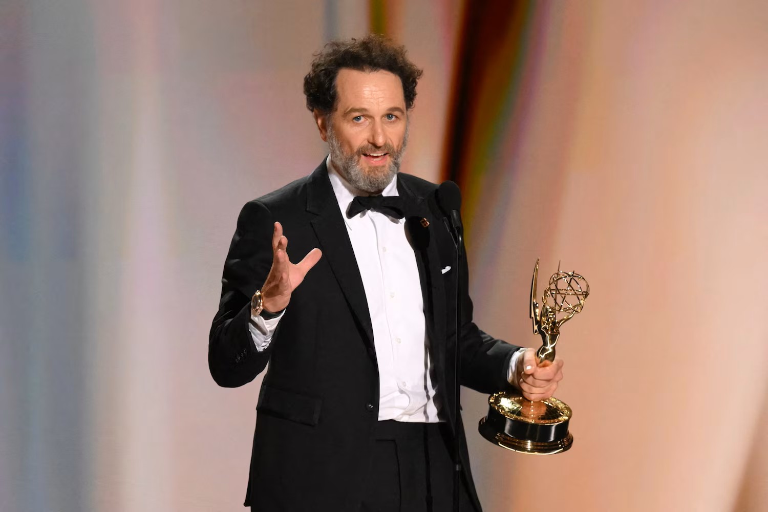 الممثل الويلزي ماثيو ريس يتسلّم جائزة أفضل ممثل رئيسي في مسلسل كوميدي عن خليج الأرامل خلال حفل جوائز إيمي الـ78 في لوس أنجلوس. (أ ف ب)