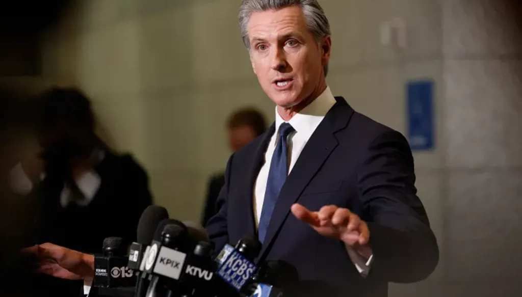 حاكم كاليفورنيا للأوروبيين: "تكلموا بصوت واحد واصفعوا" ترامب