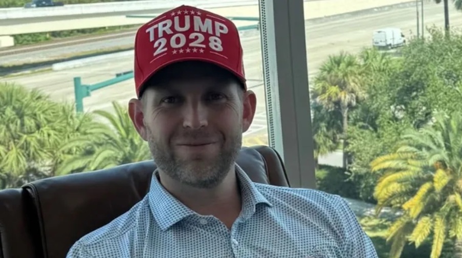 إريك ترامب مرتديًا القبعة الجديدة (سوشال ميديا)