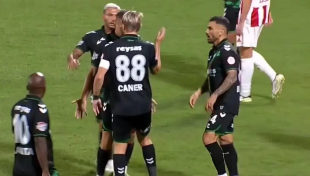 جنون في الدوري التركي... لاعب يصفع زميله على أرض الملعب (فيديو)