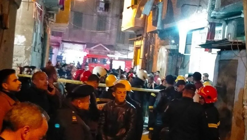 بالفيديو - سيدة وأطفالها الثلاثة ضحايا انهيار منزل قديم بالإسكندرية