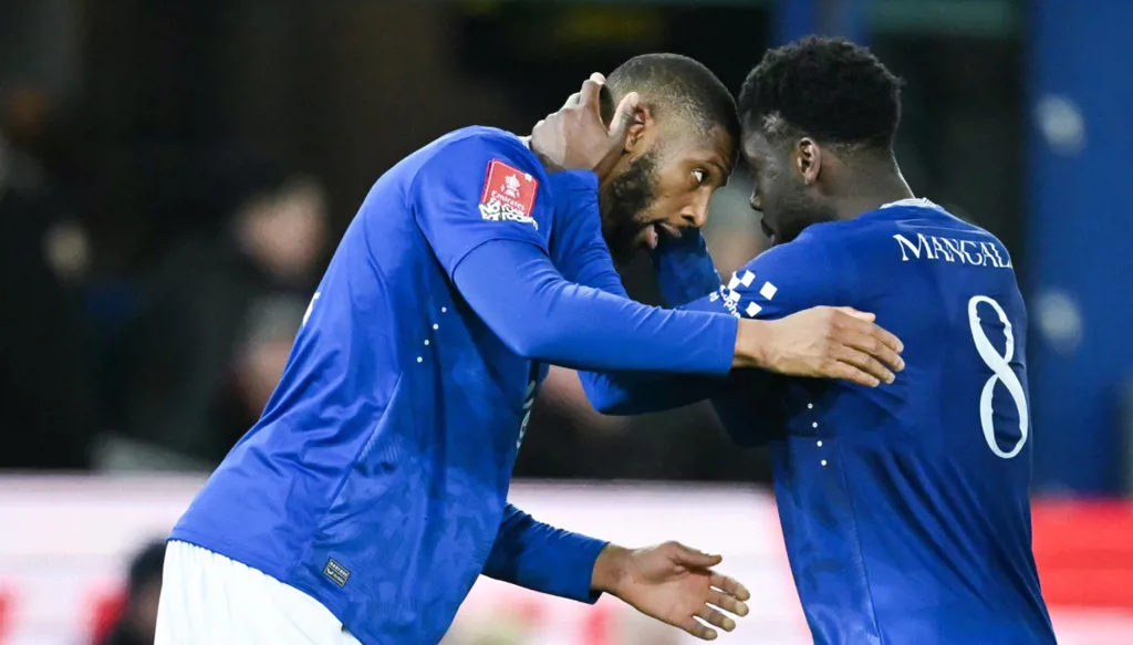 إيفرتون يتأهل في كأس إنكلترا بعد ساعات من إقالة دايش