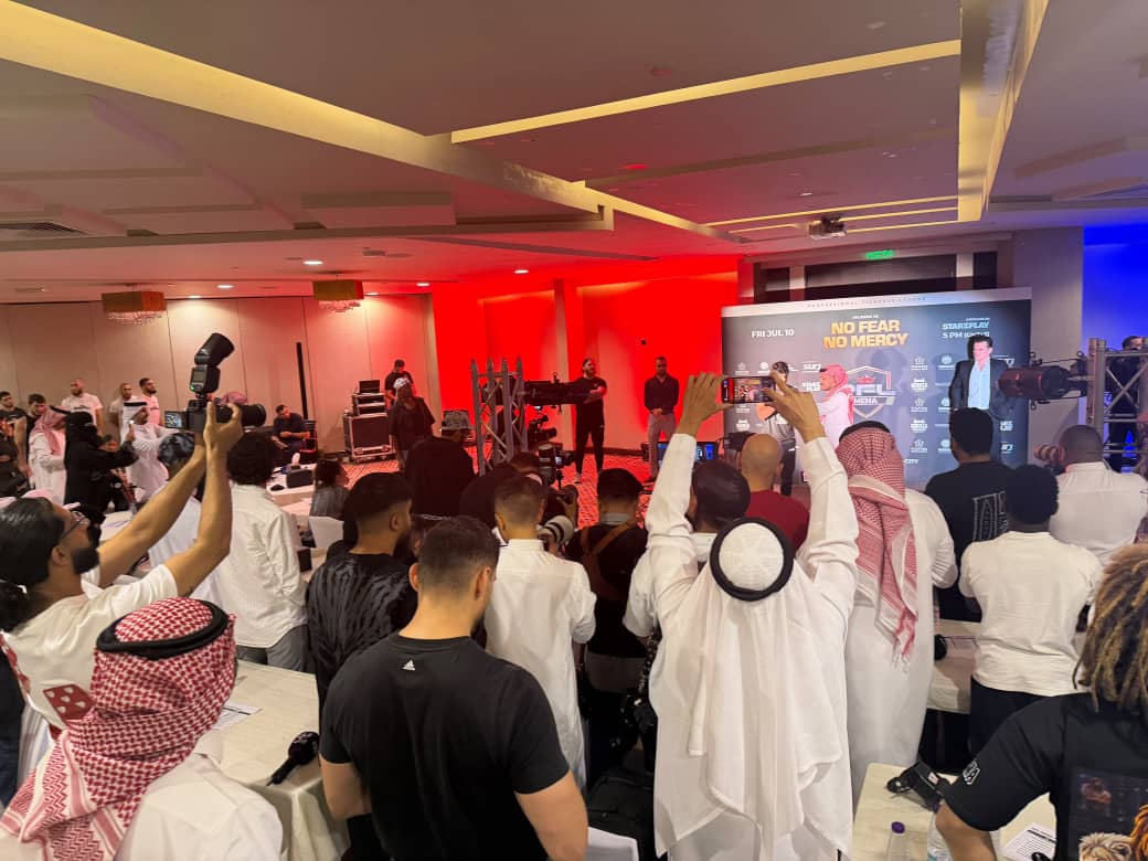 من المؤتمر الصحافي لدوري المقاتلين المحترفين.
