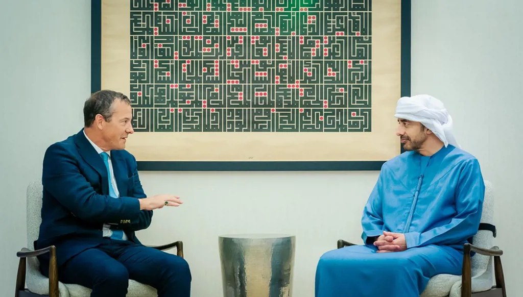 الرئيس الإماراتي يمنح سفير المملكة المتحدة وسام الاستقلال من الطبقة الأولى
