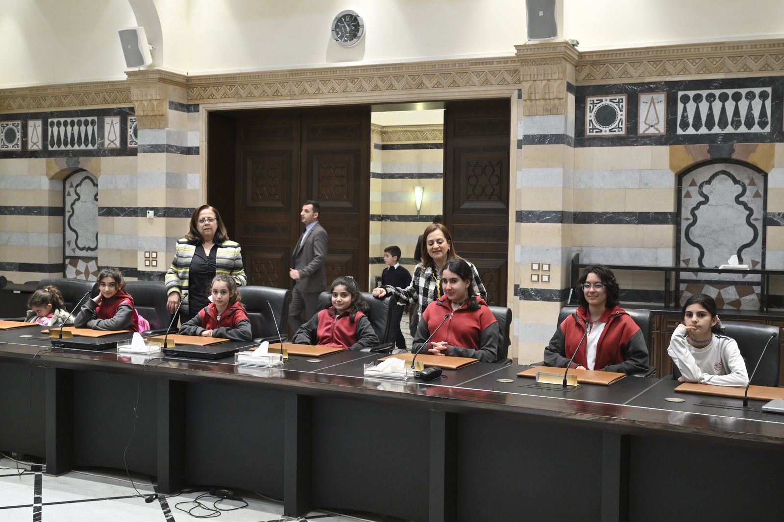 أيتام يتابعون جلسة في السراي