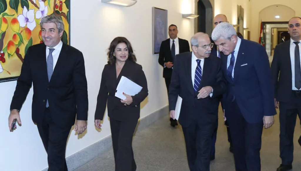 قبل الدخول إلى جلسة الحكومة (مجلس الوزراء).