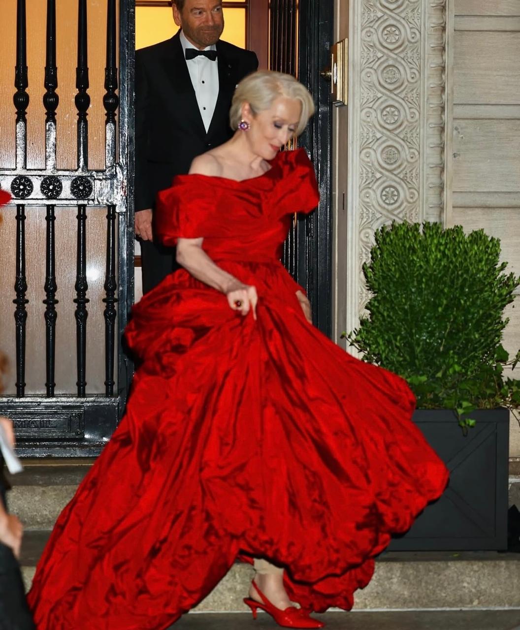 ميريل ستريب بالأحمر الجذاب (إنستغرام)