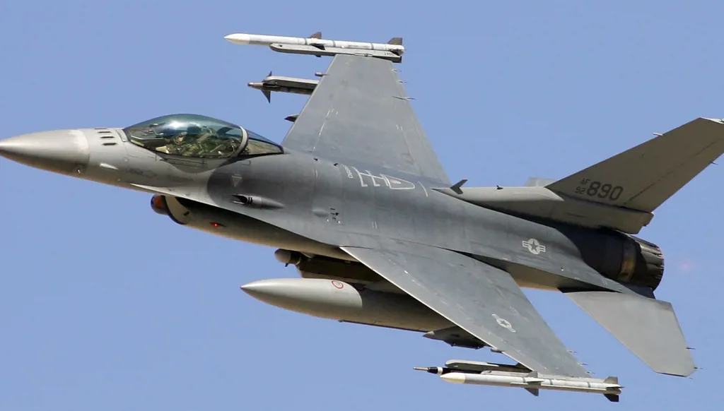 طائرة مقاتلة من طراز إف-16