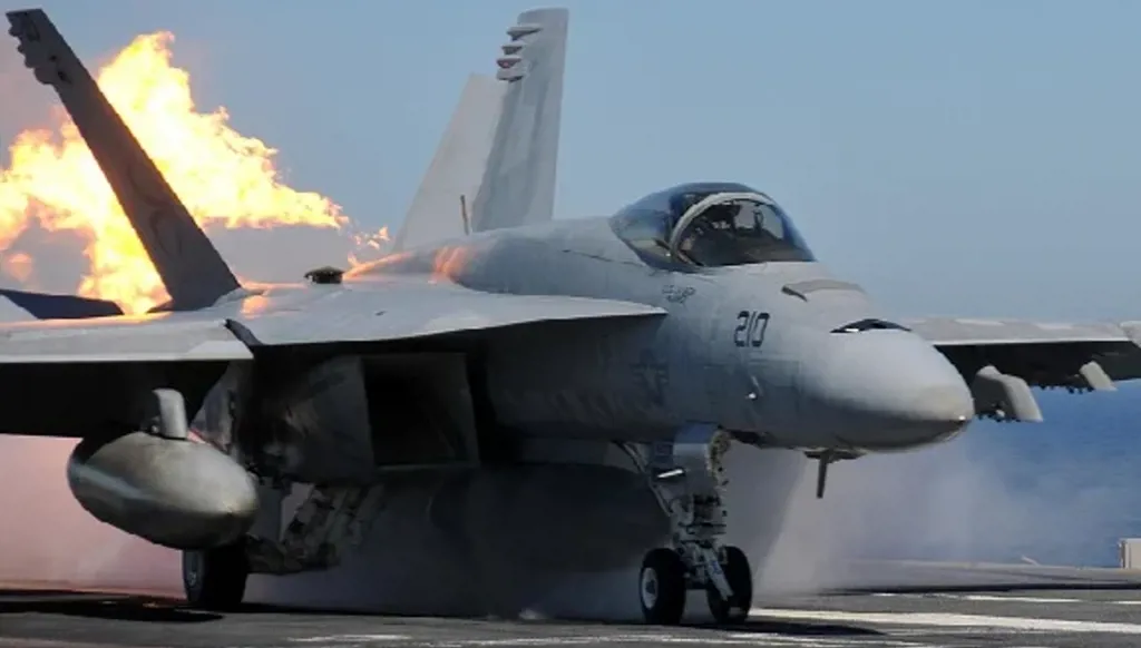 سقوط طائرة إف-18 من على متن حاملة طائرات أميركية في البحر الأحمر