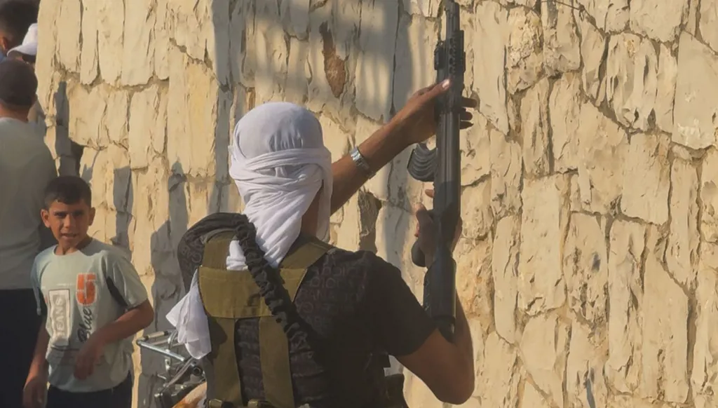 "النهار" في وادي خالد: تشييع أول لبناني من العشائر قضى في السويداء ومقاتلون عبروا الحدود تلبية للنفير (فيديو)