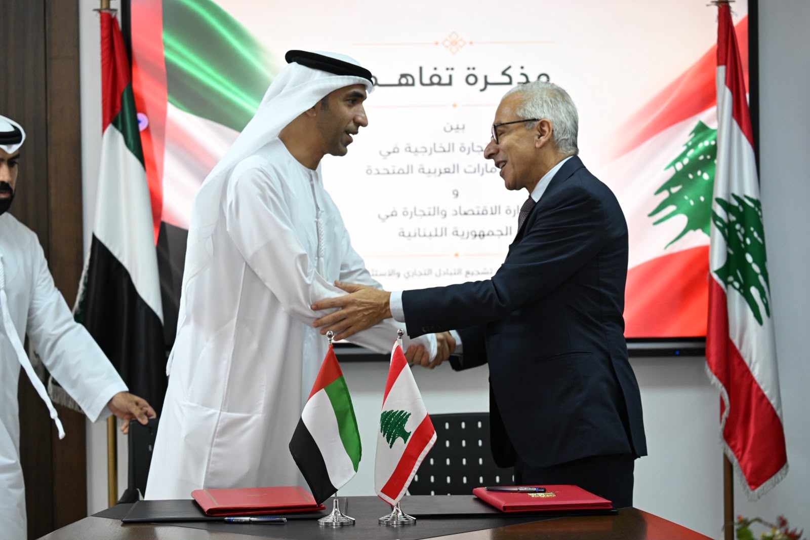 وزيرا الاقتصاد والتجارة اللبناني عامر البساط والإماراتي ثاني بن أحمد الزيودي يوقّعان مذكّرة تفاهم (تصوير حسام شبارو)