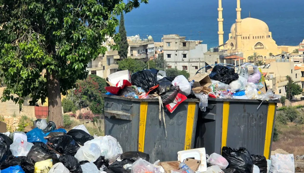 النفايات تتراكم داخل المستوعبات وخارجها في كل أحياء واسواق وساحات وشوارع المدينة. (أحمد منتش)