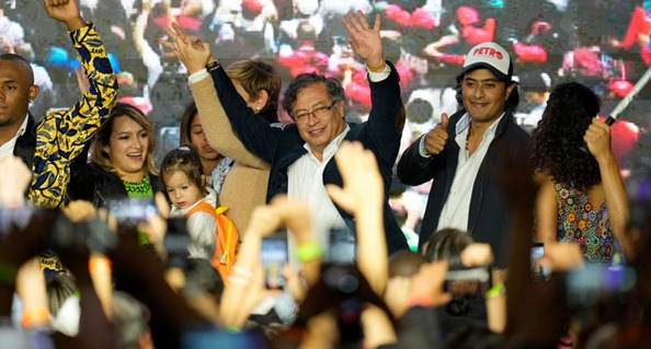 توجيه تهم فساد لنجل الرئيس الكولومبي (إكس)