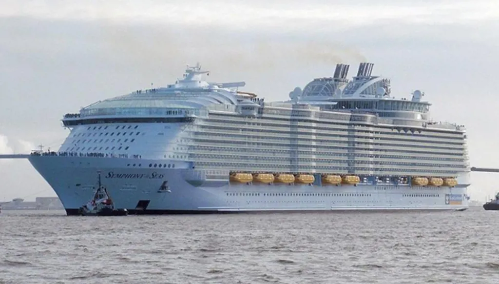 الهند... 13 قتيلاً على الأقل بعد ارتطام سفينة بعبارة للركاب