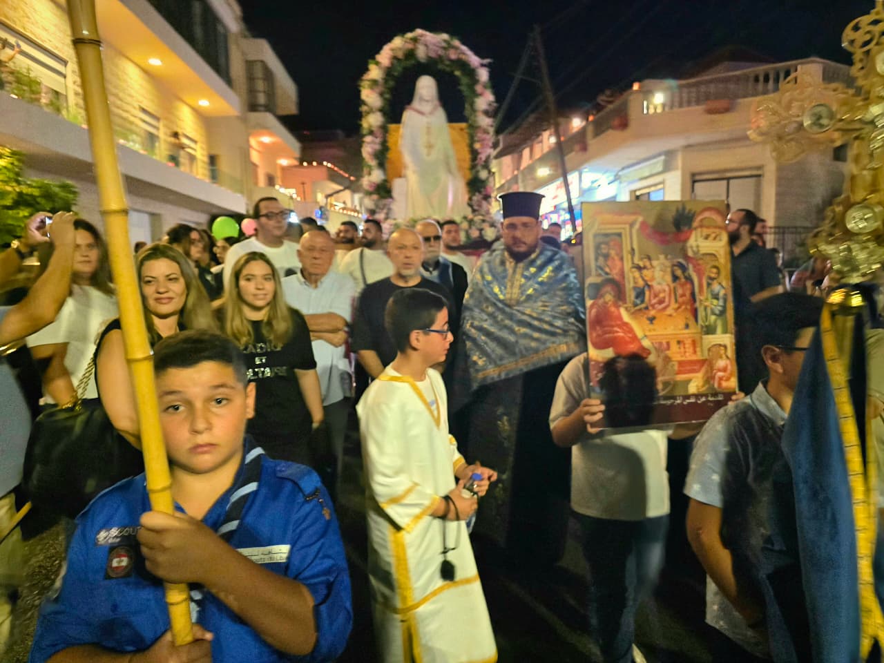 الأب دمرجيان ورئيس البلدية في الزياح الكبير. (أحمد منتش)