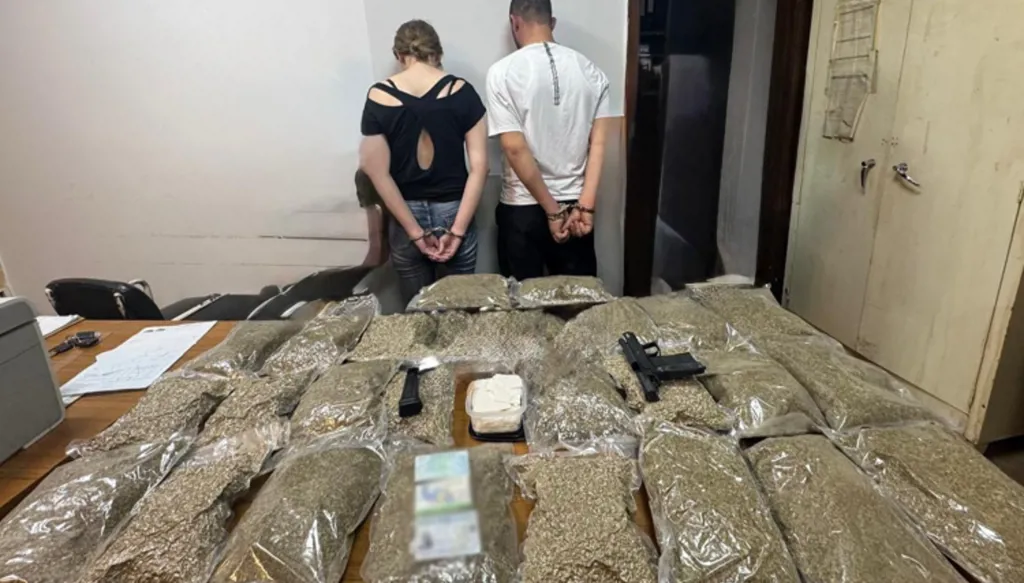 في الطريق الجديدة… ضبط سيارة رباعية الدفع لسيدة متورطة في ترويج المخدرات
