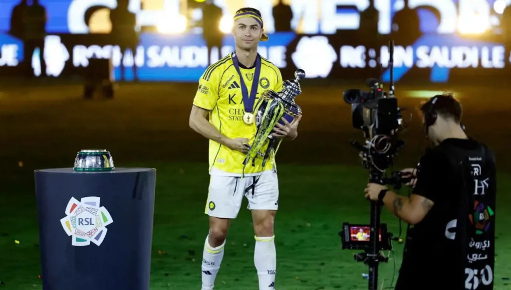 كيف جعل كريستيانو رونالدو قميص النصر من الأكثر مبيعاً في العالم؟
