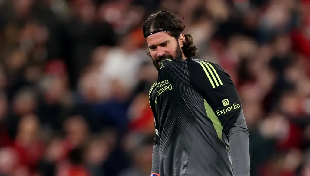 ضربة قوية لليفربول... أليسون يغيب عن قمة باريس سان جيرمان