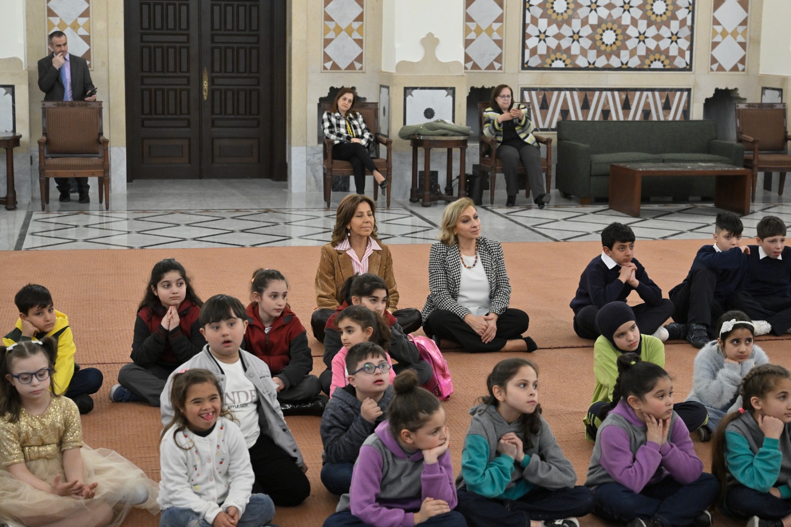 يصغون الى حكواتي رمضان