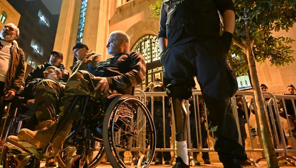 جرحى الحروب من العسكريين المتقاعدين يشاركون في الاعتصام أمام مجلس النواب اللبناني، مطالبين بإنصاف رواتبهم وصون كرامتهم بعد سنوات من الخدمة والتضحيات.