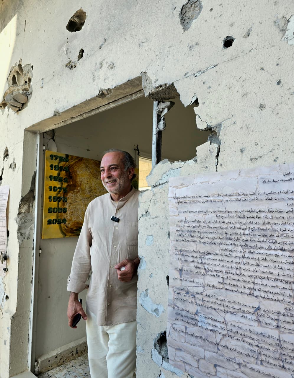 الفنان التشكيلي على مدخل المنزل - الصالة في العباسية. (أحمد ىمنتش)