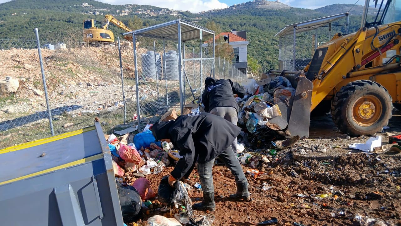 بدء جمع النفايات في بلدات قضاء جزين. (أحمد منتش)