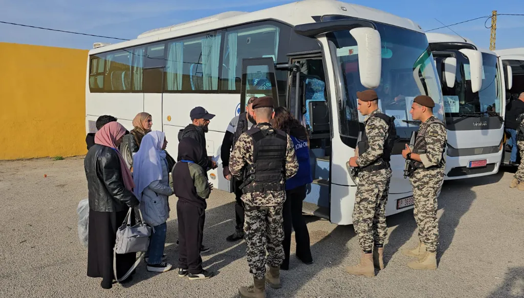 بالصور- نازحون سوريون يغادرون لبنان عبر معبر العريضة