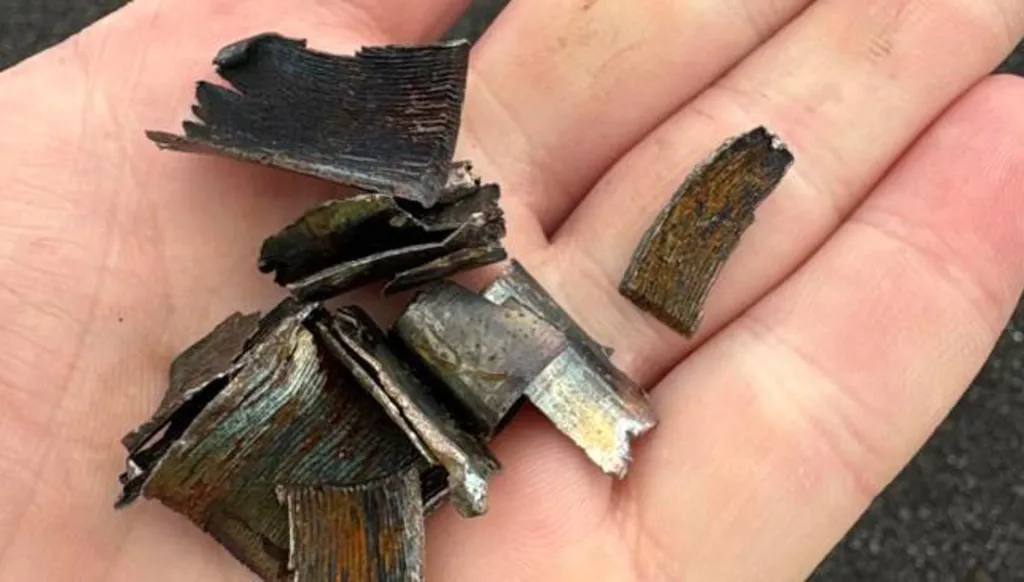 بالصور - شاحنة تسقط شظايا معدنية على طريق سريع بأوستراليا وتتسبب في أضرار لمئات المركبات