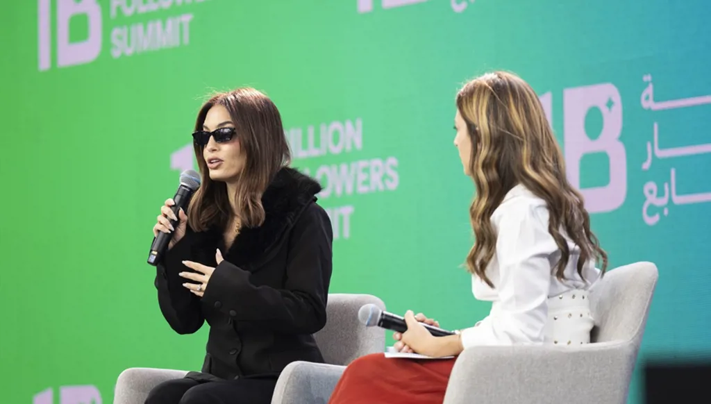 سلطت جلسة بعنوان "اعترافات صانع محتوى"، ضمن فعاليات النسخة الرابعة من قمة المليار متابع، الضوء على الجوانب غير المرئية في مسيرة صناع المحتوى، وما يرافقها من ضغوط مهنية وتحديات نفسية ومحطات تعلّم تتجاوز الأرقام والشهرة.