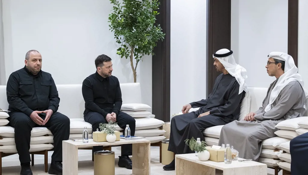 الشيخ محمد بن زايد وزيلينسكي يبحثان التطورات في المنطقة (وام). 