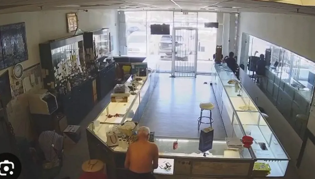 بالفيديو... سطو مسلح على "متجر مجوهرات" يُصيب المالك بسكتة دماغية!